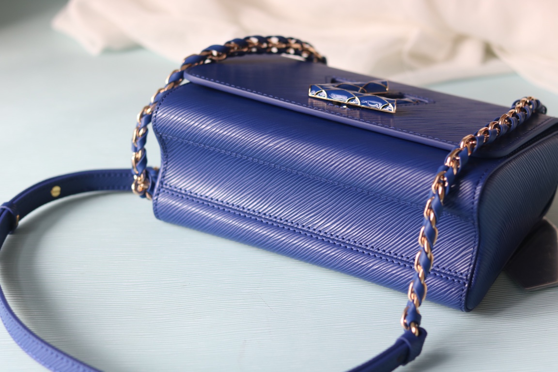 [玫瑰] 原版品質[玫瑰]歡迎貨比三家[玫瑰]款號：50396/23271/23267/23377[玫瑰][玫瑰][玫瑰]本款 Twist 中號手袋取材Epi粒面皮革。標誌性鎖扣點綴同色琺瑯，呈現絎縫效果，致意品牌硬箱內部圖案，並彰顯路易威登匠心工藝。可由日入夜背攜，釋放潮流格調。[玫瑰]
23x 17x9.5釐米(長度x高x寬) Epi 粒面皮革
Epi粒面皮革飾邊牛皮革內襯金屬件
LV Twist 扭鎖
內貼袋，配有可拆卸鏡子後側內貼袋
大號前內袋配有拉鍊袋肩帶:可拆卸，可調節包帶半長:49.0釐