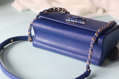 [玫瑰] 原版品質[玫瑰]歡迎貨比三家[玫瑰]款號：50396/23271/23267/23377[玫瑰][玫瑰][玫瑰]本款 Twist 中號手袋取材Epi粒面皮革。標誌性鎖扣點綴同色琺瑯，呈現絎縫效果，致意品牌硬箱內部圖案，並彰顯路易威登匠心工藝。可由日入夜背攜，釋放潮流格調。[玫瑰]
23x 17x9.5釐米(長度x高x寬) Epi 粒面皮革
Epi粒面皮革飾邊牛皮革內襯金屬件
LV Twist 扭鎖
內貼袋，配有可拆卸鏡子後側內貼袋
大號前內袋配有拉鍊袋肩帶:可拆卸，可調節包帶半長:49.0釐