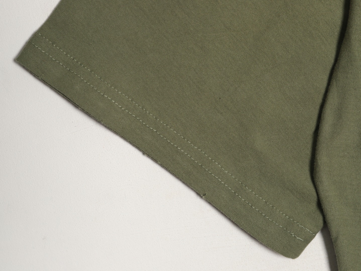 🔝Acne Studios 26SS 1996字母印花短袖T恤
面料是定制定染的32支220g原版雙紗棉，胚布經過高盂環保染色，裁大貨前還要進行高溫環縮水，降低縮水率的同時使得手感更柔軟舒適，印花方面必須五層膠漿，第一遍必須為進口打底漿，填平布料上極為細小的線洞，再由高溫床烤乾再劇頗色，採用油墨因熱平網印花，一共刷五層，每一層間隔為時間為30分鐘，才能保證出來的成品保持原版的質感，全套開發輔料
尺碼：S-XL