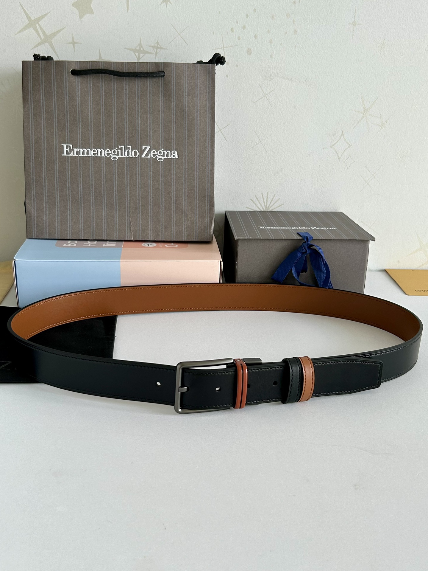 傑尼亞【Zegna】何謂當代男士 活動造型 系列，新款純銅旋轉針扣，雙面可用 隨心搭配，寬3.5cm，男士風尚的全新概念.