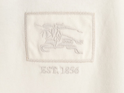 🔝BURBERRY巴寶莉BBR 哥特體刺繡短袖T恤
正品購入，100%洗後維斯棉235克，舒彈羅紋285克，進口刺繡，面料酵洗，定制1：1商標，寬松版型
B Size：S-XL