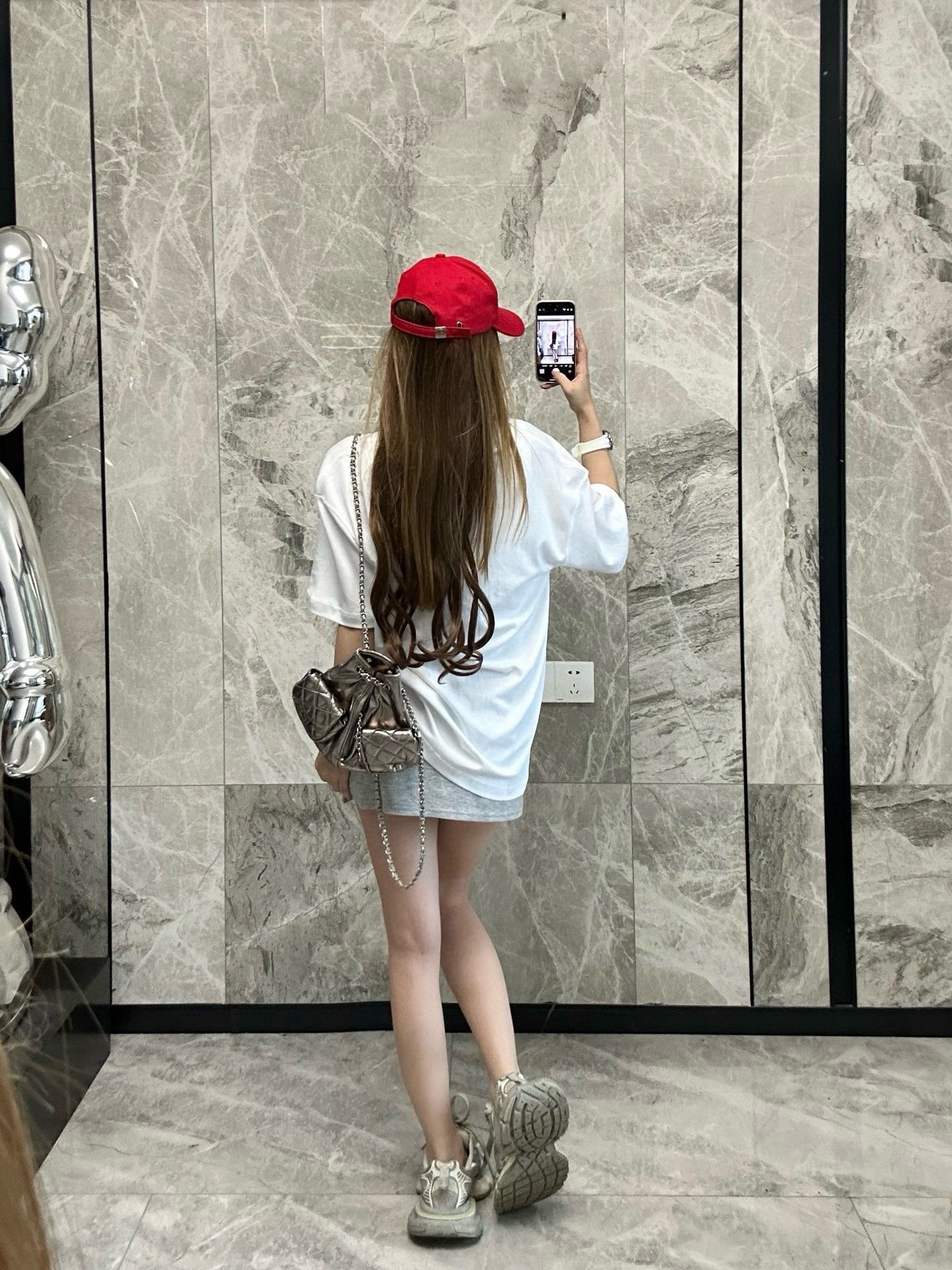 Louis Vuitton/路易威登 25ss 印章logo印花短袖
本款T恤以柔軟透氣的棉質針織裁出休閒廓形。胸前印章點綴多樣路易經典元素，涵蓋品牌創始年份，歌頌品牌的旅行與制箱傳承。

面料紗線支數為60支，屬於高支棉紗紗線細膩柔軟。單股結構使面料更輕盈透氣，雙面針織工藝，正反面紋理一致，面料結構緊密，彈性較好不易卷邊，觸感細膩適合貼身穿著。

TPU光油印花工藝，這是一種結合功能性材料與視覺效果的先進印花技術，尤其適用於提升面料的高端質感。印花用於增加光澤、立體感和特殊觸感，用於設計獨特