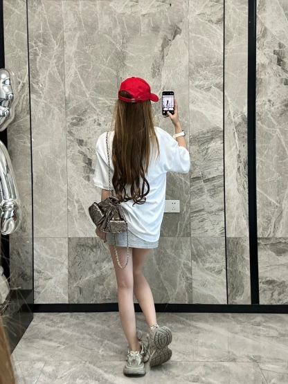 Louis Vuitton/路易威登 25ss 印章logo印花短袖
本款T恤以柔軟透氣的棉質針織裁出休閒廓形。胸前印章點綴多樣路易經典元素，涵蓋品牌創始年份，歌頌品牌的旅行與制箱傳承。

面料紗線支數為60支，屬於高支棉紗紗線細膩柔軟。單股結構使面料更輕盈透氣，雙面針織工藝，正反面紋理一致，面料結構緊密，彈性較好不易卷邊，觸感細膩適合貼身穿著。

TPU光油印花工藝，這是一種結合功能性材料與視覺效果的先進印花技術，尤其適用於提升面料的高端質感。印花用於增加光澤、立體感和特殊觸感，用於設計獨特