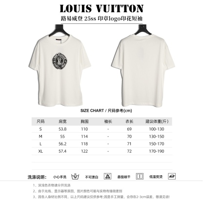 Louis Vuitton/路易威登 25ss 印章logo印花短袖
本款T恤以柔軟透氣的棉質針織裁出休閒廓形。胸前印章點綴多樣路易經典元素，涵蓋品牌創始年份，歌頌品牌的旅行與制箱傳承。

面料紗線支數為60支，屬於高支棉紗紗線細膩柔軟。單股結構使面料更輕盈透氣，雙面針織工藝，正反面紋理一致，面料結構緊密，彈性較好不易卷邊，觸感細膩適合貼身穿著。

TPU光油印花工藝，這是一種結合功能性材料與視覺效果的先進印花技術，尤其適用於提升面料的高端質感。印花用於增加光澤、立體感和特殊觸感，用於設計獨特
