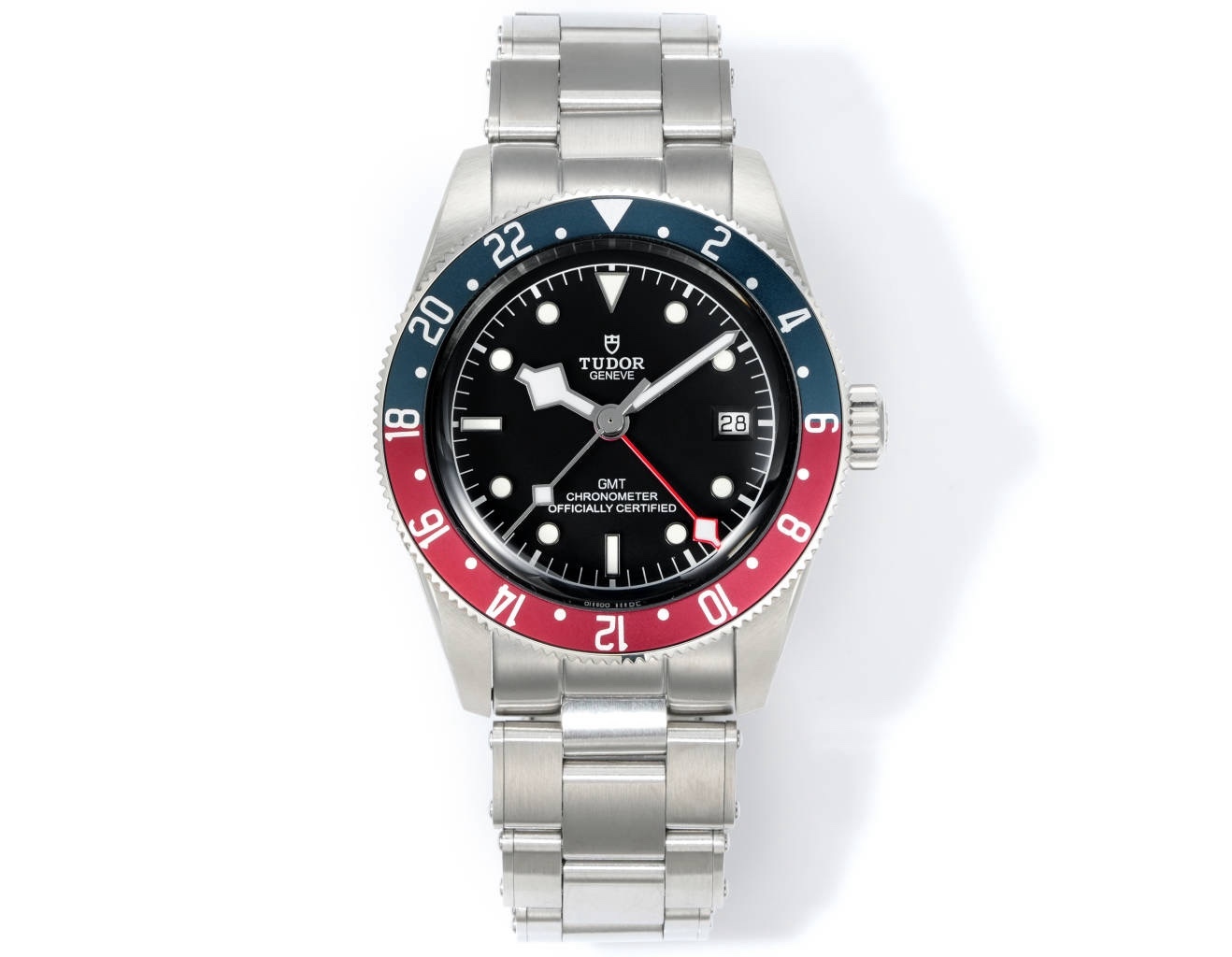 帝舵碧灣系列之格林尼治型腕表。以傳統設計融合格林尼治“可樂圈”經典，成就此復古運動的腕上佳品。
 1：完美還原41mm直徑的啞光拉絲外殼，斜邊經由拋光潤飾，不刮手，極致實現原版硬朗流暢的線條。可雙向旋轉的“紅藍可樂圈”採用陽極氧化鋁所制（材質對應原版）！
2：鏡面採用藍寶石水晶玻璃，還原正品復古懷舊的鍋蓋造型
3：此次升級錶帶表扣，微拉扣設計，同步原裝的“鉚釘”不鏽鋼錶帶，打磨精細，採用實心鏈節，兩側鏈節以鉚釘頭連接，呈現獨特的階梯形結構，錶帶邊緣及表扣圓潤不鋒利，佩戴便捷，上手舒適
