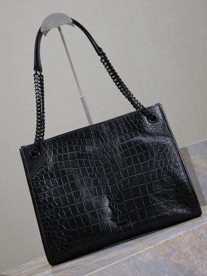 黑色黑扣鰐魚紋·
Niki shopping bag_
意大利進口鰐魚壓紋牛皮，五金是全牛皮包裹，工藝十分精湛！包袋中間有磁吸扣，保障了包包使用的安全性；內里有一拉鍊隔層及敞口插槽設計可放手機及零錢卡片，方便拿取，不會出現因為是大包而出現找不到東西的情況；包包自重非常輕，容量又足夠大，公文包、旅行包、購物袋、媽媽包隨意切換，實用性爆表！
型號：577999
尺寸：33x27x11.5cm