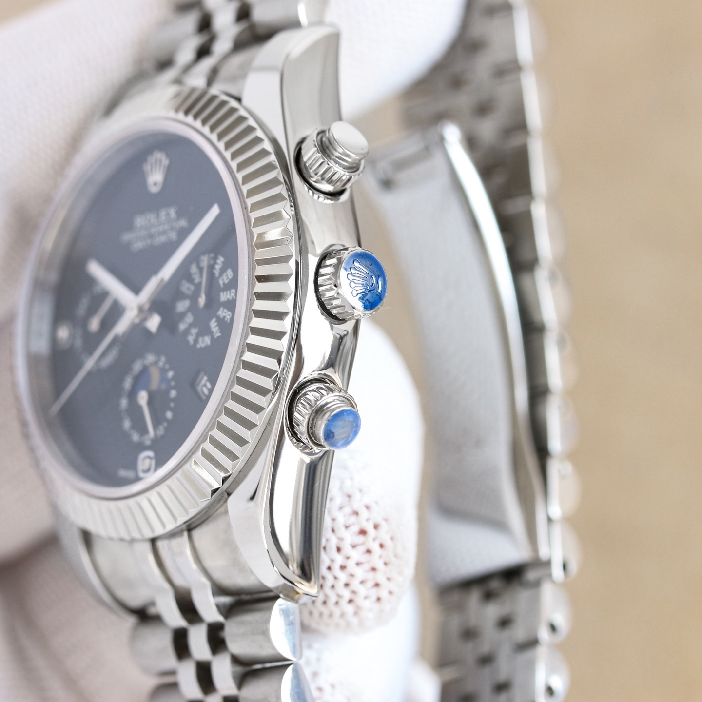 年度新款強力推薦
🔥經典日誌系列-多功能腕表🔥
防表屆最高版本⌚️勞力士⌚️ 複雜系列六針男表[愛心]爆款[愛心] 多功能腕表。
1⃣️搭載原裝進口9100星期月份月相動能功能機芯機械表！
2⃣️錶盤上採用經典獨家高級奢華稜紋 突顯出這款腕表的華貴氣質[呲牙]
3⃣️錶帶採用進口316鋼帶腕表！
4⃣️表鏡採用雙卜藍寶石鏡面！
5⃣️透視底蓋！
6⃣️直徑41毫米，厚度10毫米！
腕表功能匯集星期/月份/日期/月亮/太陽等功能於一身，最佳男士商務腕表真正的標配！為高端腕表的代表之作！
榮譽出品