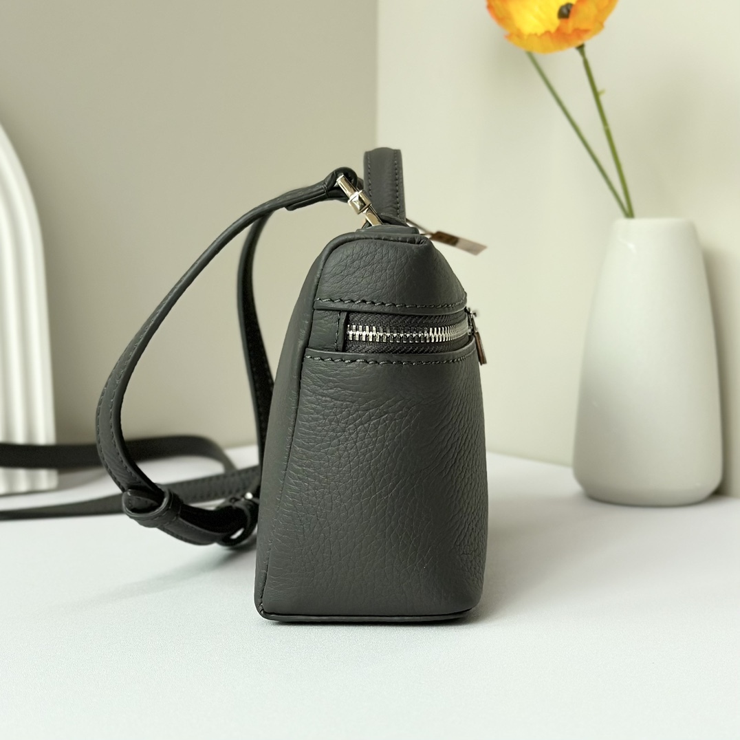 𝓛𝓸𝓻𝓸 𝓟𝓲𝓪𝓷𝓪諾悠翩雅
𝑬𝒙𝒕𝒓𝒂 𝑷𝒐𝒄𝒌𝒆𝒕 𝑳𝟏𝟗 
這是一款大開口結構的功能性設計的手拿包，經典風格和簡約設計的組合體。包身採用進口原廠小牛皮材質，輕微的錘紋呈現優雅的紋理，內里採用進口原廠小羊皮。皮革手柄和可拆卸肩帶，可打造出不同背法實用百搭。雙向拉鍊開合，搭配My Charms銀色金屬掛飾。（LP特級全鋼配件五金）
size：11×19×6.5cm
貨號：FAN4046
配套全套專櫃禮盒包裝🎁