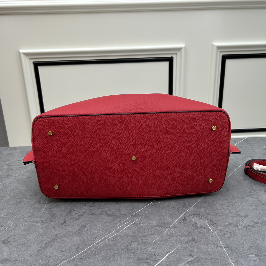 荔枝紋 Garavani VLOGO Escape 小牛皮小號購物袋，包袋兩側點綴紅色細節，金屬徽標飾件可用在包裝內部作為開合，亦可用在外部作為裝飾元素。
大號尺寸：41.*25*18cm