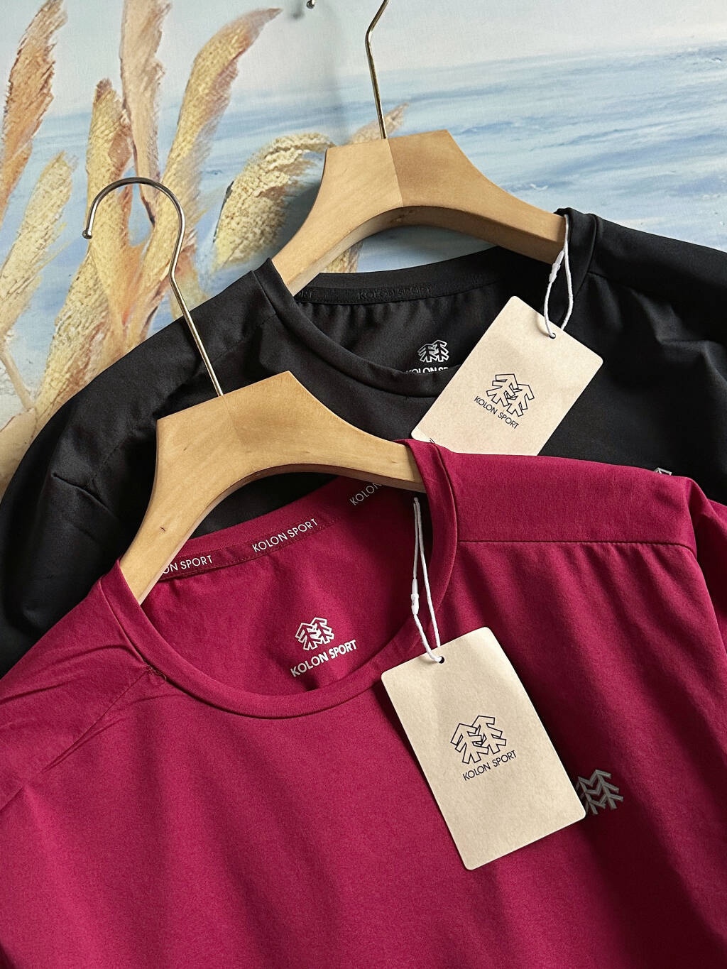 2026KOLONSPORT可隆馭馬迎風新春限定系列吸濕速乾長袖T恤CNYS-FUCTIONAL圓領長袖。打底衫本命年的情侶夫妻們！安排起來！料子很舒服 可隆休閒衣登山男女士彈力圓領戶外運動防曬長袖打底T恤！！可隆的內搭 SECO面料和 POLYGIENE銀鹽抗菌科技結合速乾，棉觸感，抗褶皺，耐洗護，基礎款圓領長袖T恤，具備高彈力、防曬性能背面 微拉絨處理，提高穿著舒適性！！面料：聚酯纖維80%  氨綸20%櫃子同步 迪家高端專業運動面料，精梳輕拉絨，親膚舒適，排汗吸濕！面料不易變形、不易褪色