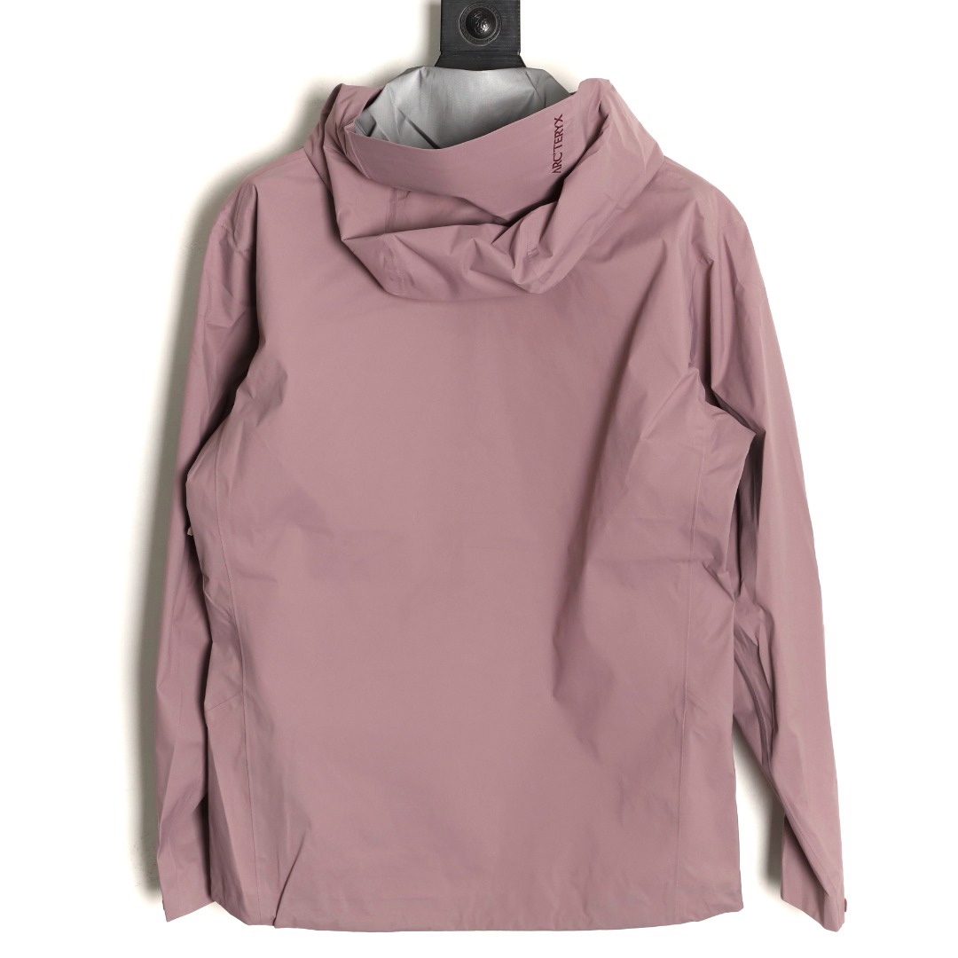 🔝ARC`TERYX 始祖鳥 頂配 Beta SL衝鋒衣
是一款專為戶外探險設計的高性能外套。
採用GORE-TEX 面料。
具備卓越的防水透氣性能，確保在惡劣天氣下依然保持乾爽舒適。
其高質量設計使其便於攜帶，非常適合長時間的徒步和旅行。
Beta SL新色不僅時尚亮眼，還增加了戶外活動中的可見性，提升安全性。獨特的
StormHood™帽兜設計，提供全面的頭部保護，同時不影響視野。
腋下拉鍊設計增強了透氣性，防止過熱。無論是登山、徒步還是日常通勤，始祖鳥Beta SL衝鋒衣都是您不可或缺