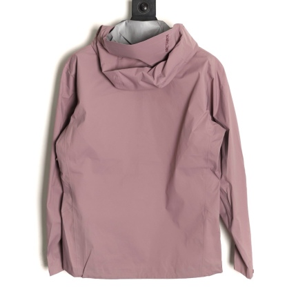 🔝ARC`TERYX 始祖鳥 頂配 Beta SL衝鋒衣
是一款專為戶外探險設計的高性能外套。
採用GORE-TEX 面料。
具備卓越的防水透氣性能，確保在惡劣天氣下依然保持乾爽舒適。
其高質量設計使其便於攜帶，非常適合長時間的徒步和旅行。
Beta SL新色不僅時尚亮眼，還增加了戶外活動中的可見性，提升安全性。獨特的
StormHood™帽兜設計，提供全面的頭部保護，同時不影響視野。
腋下拉鍊設計增強了透氣性，防止過熱。無論是登山、徒步還是日常通勤，始祖鳥Beta SL衝鋒衣都是您不可或缺