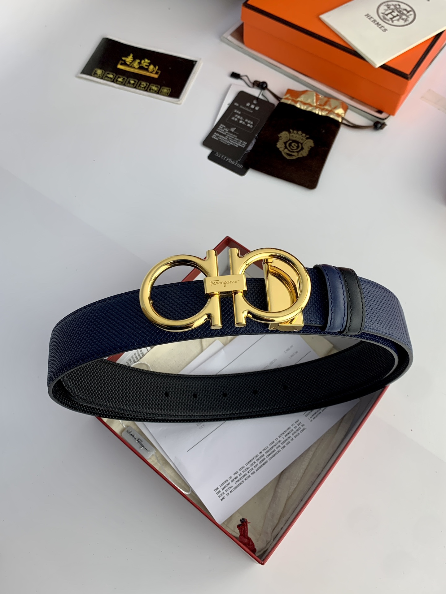 〖F家〗這款皮帶採用雙面小牛皮，搭配純銅八字扣，打造高雅考究的造型。寬3.5cm，長度可調節，達到量身定制般的修身效果。