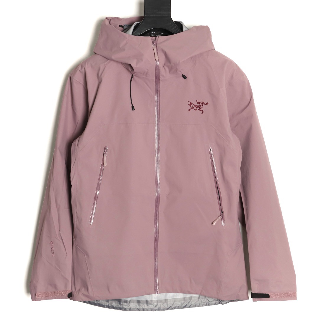 🔝ARC`TERYX 始祖鳥 頂配 Beta SL衝鋒衣
是一款專為戶外探險設計的高性能外套。
採用GORE-TEX 面料。
具備卓越的防水透氣性能，確保在惡劣天氣下依然保持乾爽舒適。
其高質量設計使其便於攜帶，非常適合長時間的徒步和旅行。
Beta SL新色不僅時尚亮眼，還增加了戶外活動中的可見性，提升安全性。獨特的
StormHood™帽兜設計，提供全面的頭部保護，同時不影響視野。
腋下拉鍊設計增強了透氣性，防止過熱。無論是登山、徒步還是日常通勤，始祖鳥Beta SL衝鋒衣都是您不可或缺