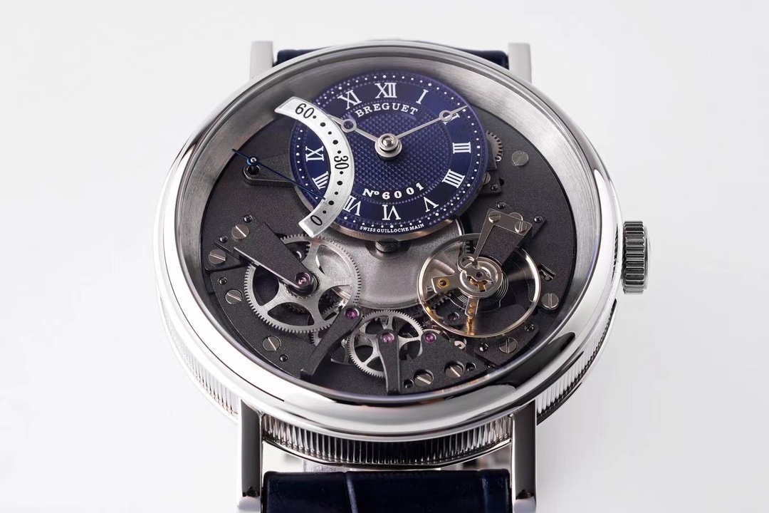 ZF超級大作 寶璣Tradition傳世系列！全自動逆跳秒針腕表！火爆來襲！

耗時近4年 潛心研發機芯 重金打造 至誠大作！——實現原裝全部功能！

【精彩細節】腕表尺寸40mmX11.65吻合正品ZF憑借豐富的復刻經驗，殼身打磨精細，造型簡潔精美，今纖薄表殼更顯優雅！上下採用整枚藍寶石水晶玻璃打造通透無比，充分展現了寶璣的經典設計。
【技術突破】超精密1比1原裝機芯開發研制而成。原本隱藏在錶盤底板之下的板橋、齒輪、擒縱機構、發條盒等機芯部件清晰展露。今精密機械運轉的奧秘毫無保留的呈現於眼前。10點鐘位