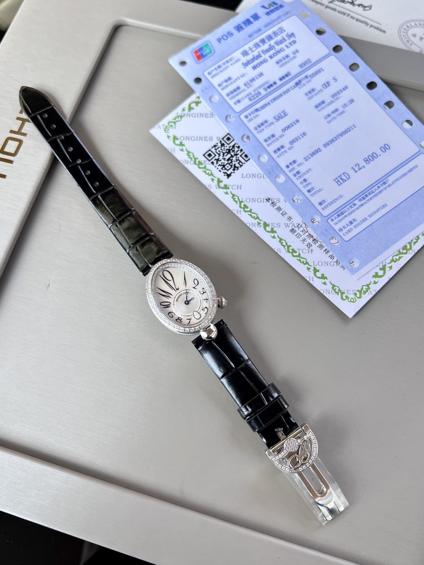 優雅出品史上最強復刻女表——寶璣那不勒斯皇后  黃金殼  系列驚艷登場，修正市場版本的所有不足，高貴典雅，盡顯女王風範！
【表殼】腕表尺寸分別為中號36.5x28.5毫米 小號33 x 25毫米
鵝卵形表殼高雅大氣，表殼外緣飾有錢幣紋。表圈和表殼周圍鑲嵌共117顆施華洛水晶（約0.99克拉）。表冠處鑲有一顆梨形晶石（約0.26克拉）
【精彩細節】
1.與原裝吻合，在表殼背部均打有貴金屬標識，效果清晰工整，彰顯腕表檔次。2.穹面玻璃，從側面看不僅有魚眼效果，還能折射鑽石帶來的璀璨光芒，更顯腕表高貴血統。
3