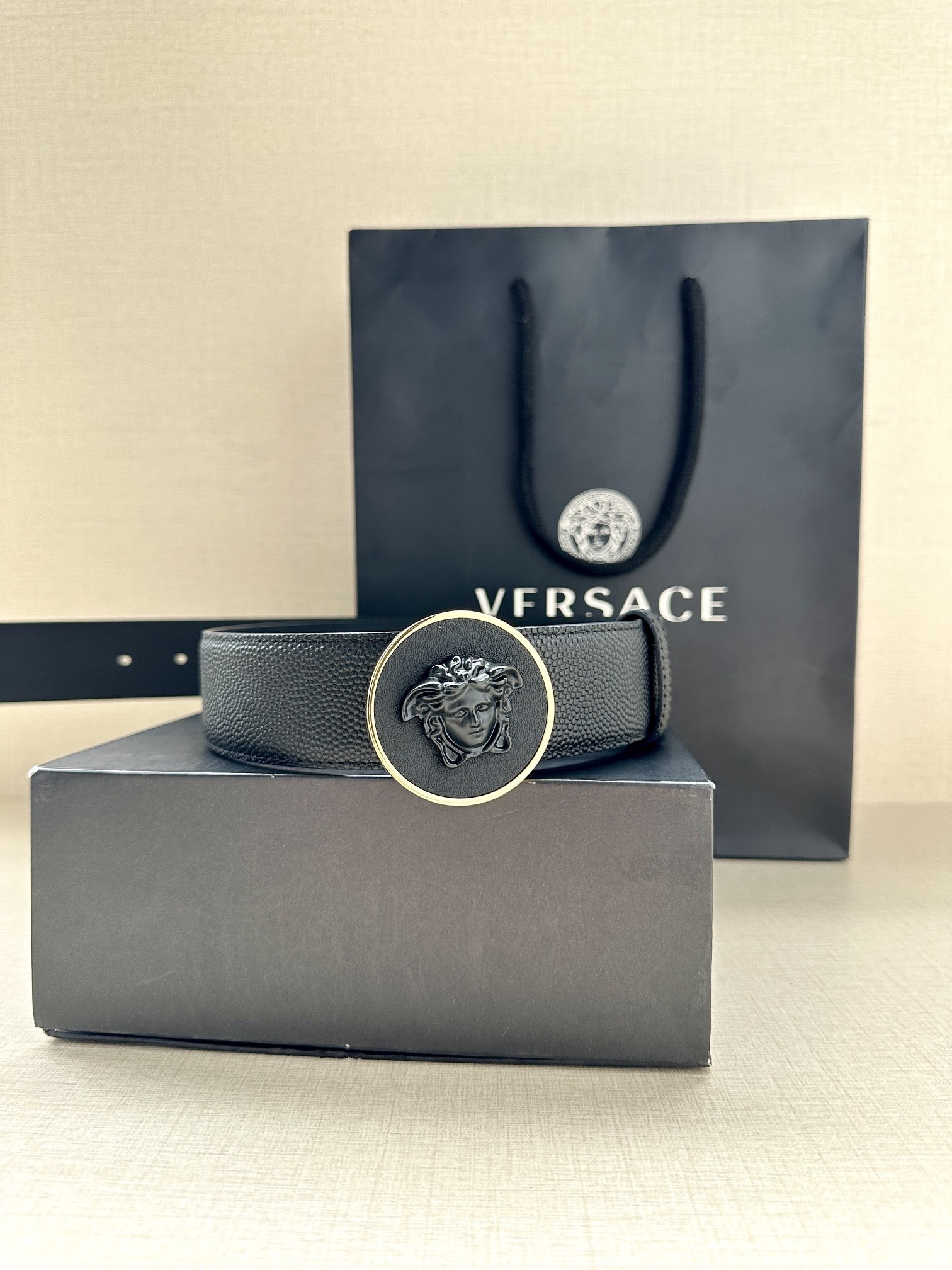 寬度4.0cm VERSACE （範思哲）此款柔軟的皮帶飾3D美杜莎腰帶扣，可搭配正裝或休閒牛仔裝。