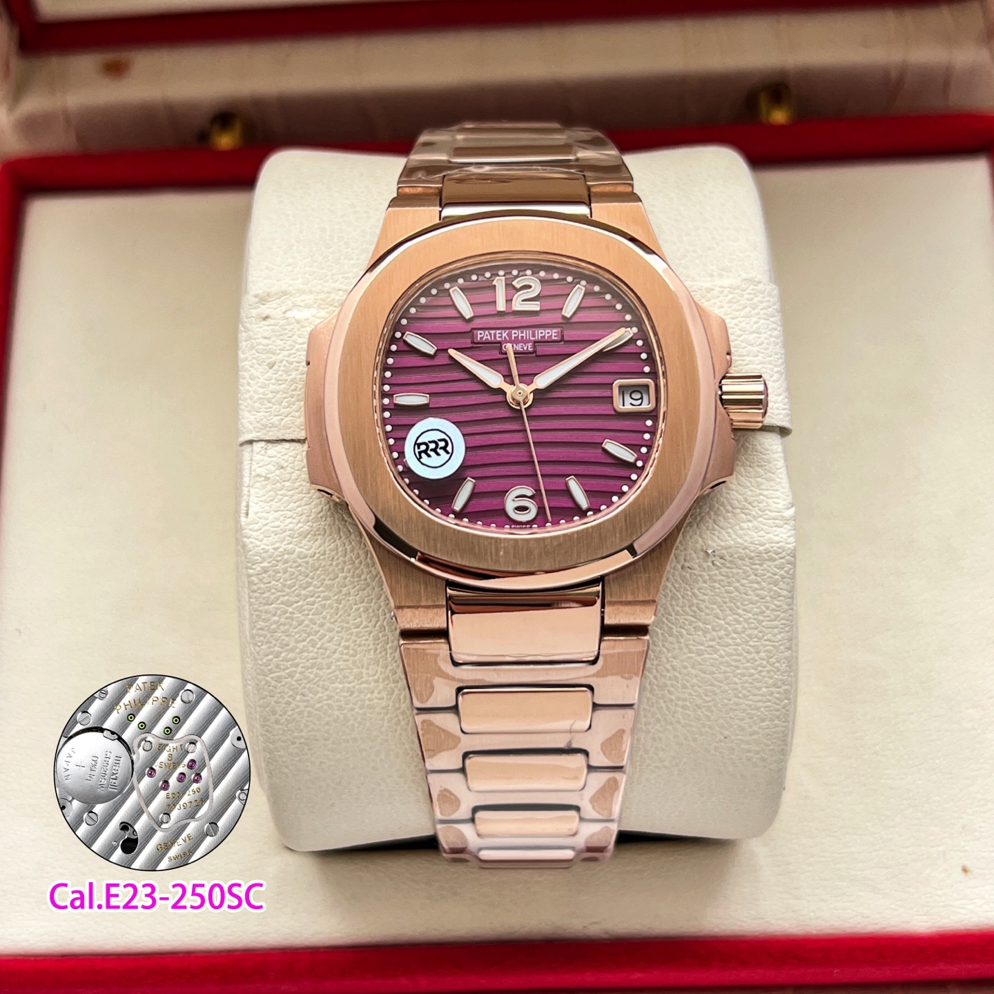 RRR廠聯合瑞士設計師耗時兩年，重金打造天花板PP鸚鵡螺7010系列！原版起模還原數據，達到1：1精細對版。
亮點1️⃣
秒殺市面絕大多數石英女表，搭載🫱🏻🫱🏻（瑞士原裝Cal.E 23-250SC機芯）🫲🏻🫲🏻絕無僅有！0誤差0故障。
亮點2️⃣
字面採用瑞士鋁酸鍶鹽（無放射性）夜光塗層工藝，結合光學塗層增強吸光效率，延長余暉時間，還原原版姿態，讓佩戴者在夜晚更顯靚麗。
亮點3️⃣
原版尺寸：32mm直徑，6.9mm厚度。此款鸚鵡螺女款不僅擁有優雅運動風格，還增加了幾分柔美