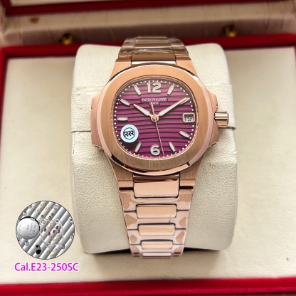 RRR廠聯合瑞士設計師耗時兩年，重金打造天花板PP鸚鵡螺7010系列！原版起模還原數據，達到1：1精細對版。
亮點1️⃣
秒殺市面絕大多數石英女表，搭載🫱🏻🫱🏻（瑞士原裝Cal.E 23-250SC機芯）🫲🏻🫲🏻絕無僅有！0誤差0故障。
亮點2️⃣
字面採用瑞士鋁酸鍶鹽（無放射性）夜光塗層工藝，結合光學塗層增強吸光效率，延長余暉時間，還原原版姿態，讓佩戴者在夜晚更顯靚麗。
亮點3️⃣
原版尺寸：32mm直徑，6.9mm厚度。此款鸚鵡螺女款不僅擁有優雅運動風格，還增加了幾分柔美