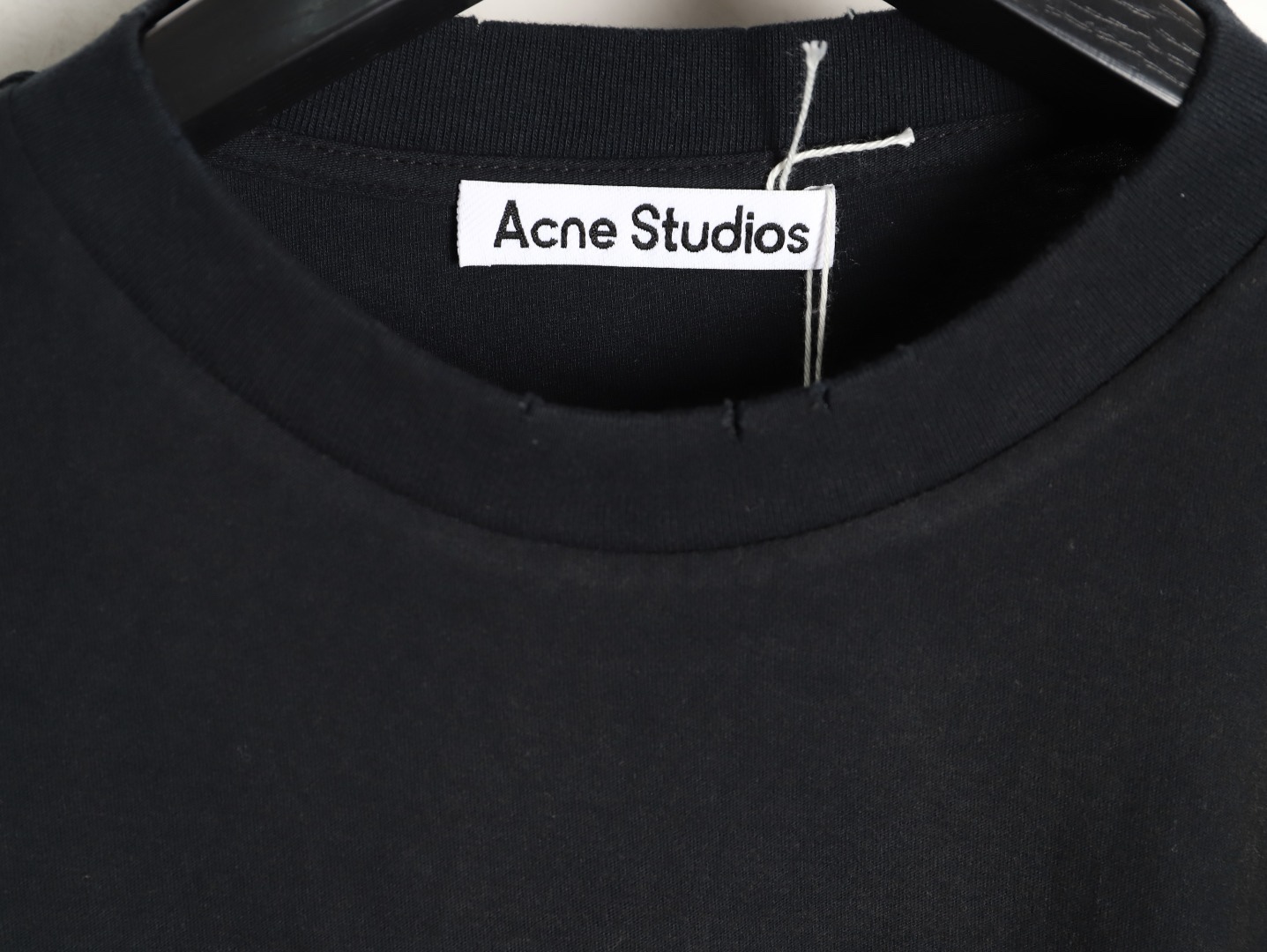 🔝Acne Studios 26SS 1996字母印花短袖T恤
面料是定制定染的32支220g原版雙紗棉，胚布經過高盂環保染色，裁大貨前還要進行高溫環縮水，降低縮水率的同時使得手感更柔軟舒適，印花方面必須五層膠漿，第一遍必須為進口打底漿，填平布料上極為細小的線洞，再由高溫床烤乾再劇頗色，採用油墨因熱平網印花，一共刷五層，每一層間隔為時間為30分鐘，才能保證出來的成品保持原版的質感，全套開發輔料
尺碼：S-XL