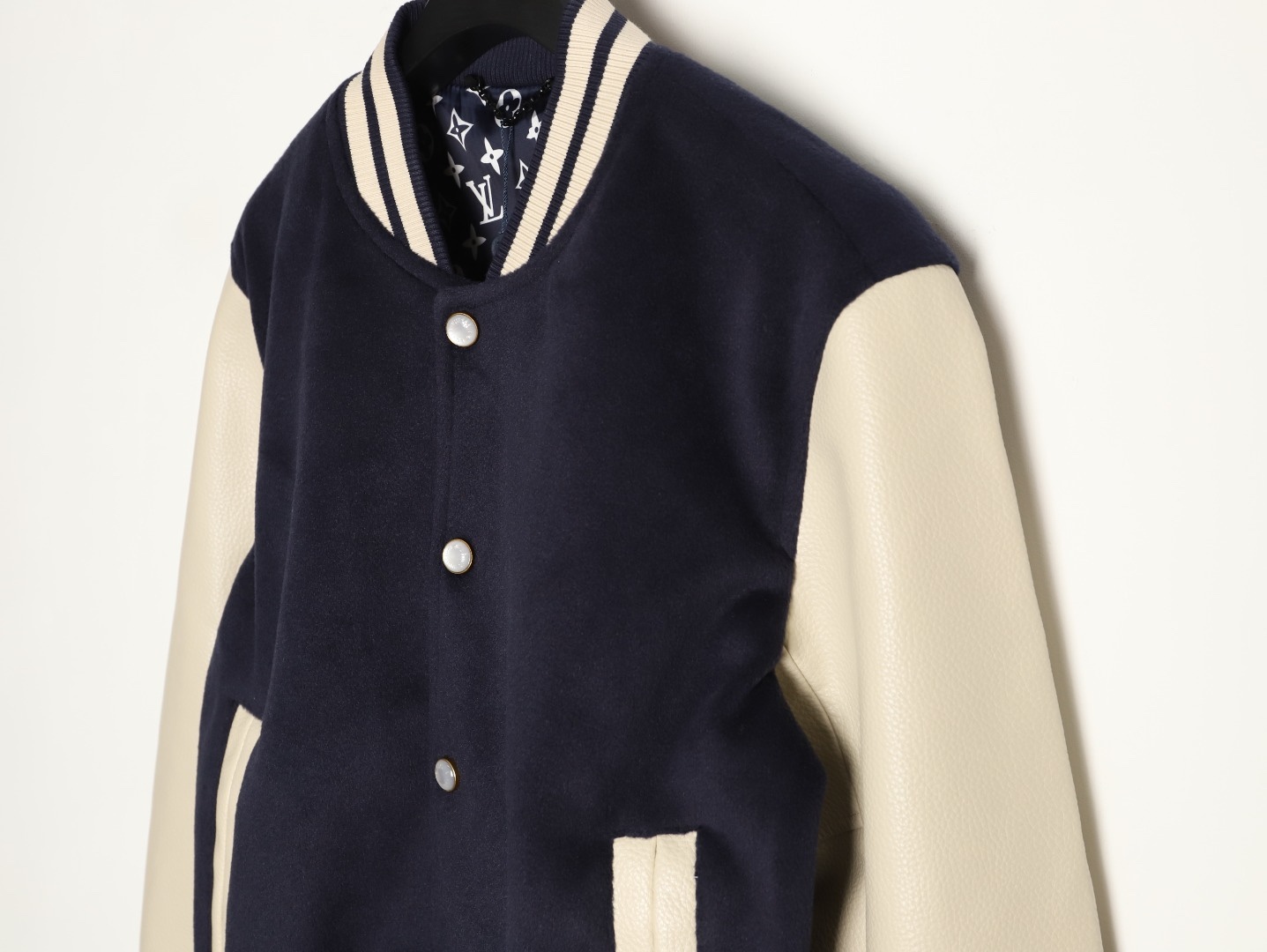LOUIS VUITTON/路易威登LV 拼色皮袖棒球服外套
對不起讓你們久等了，拿到正品就開始張羅這件衣服所有的事情！
單單面料來講我就定做了一個多月，顏色成分一比一的還原！面料成分有%65的羊毛，%15天然絲%10的氨綸%10絨⚠️混合定織而成，總的克重有900多克！還有最為關鍵的是它的色牢度，絕對不會褪色！袖子用的澳洲進口小牛皮，加工定型，上色，水洗，紋路保留了原有的顆粒結構！厚實飽滿圓潤！
刺繡使用進口毛巾繡機器，先把每個圖案繡在毛詹上，在用紅外線激光雕刻出來，再有縫紉機進行固定，