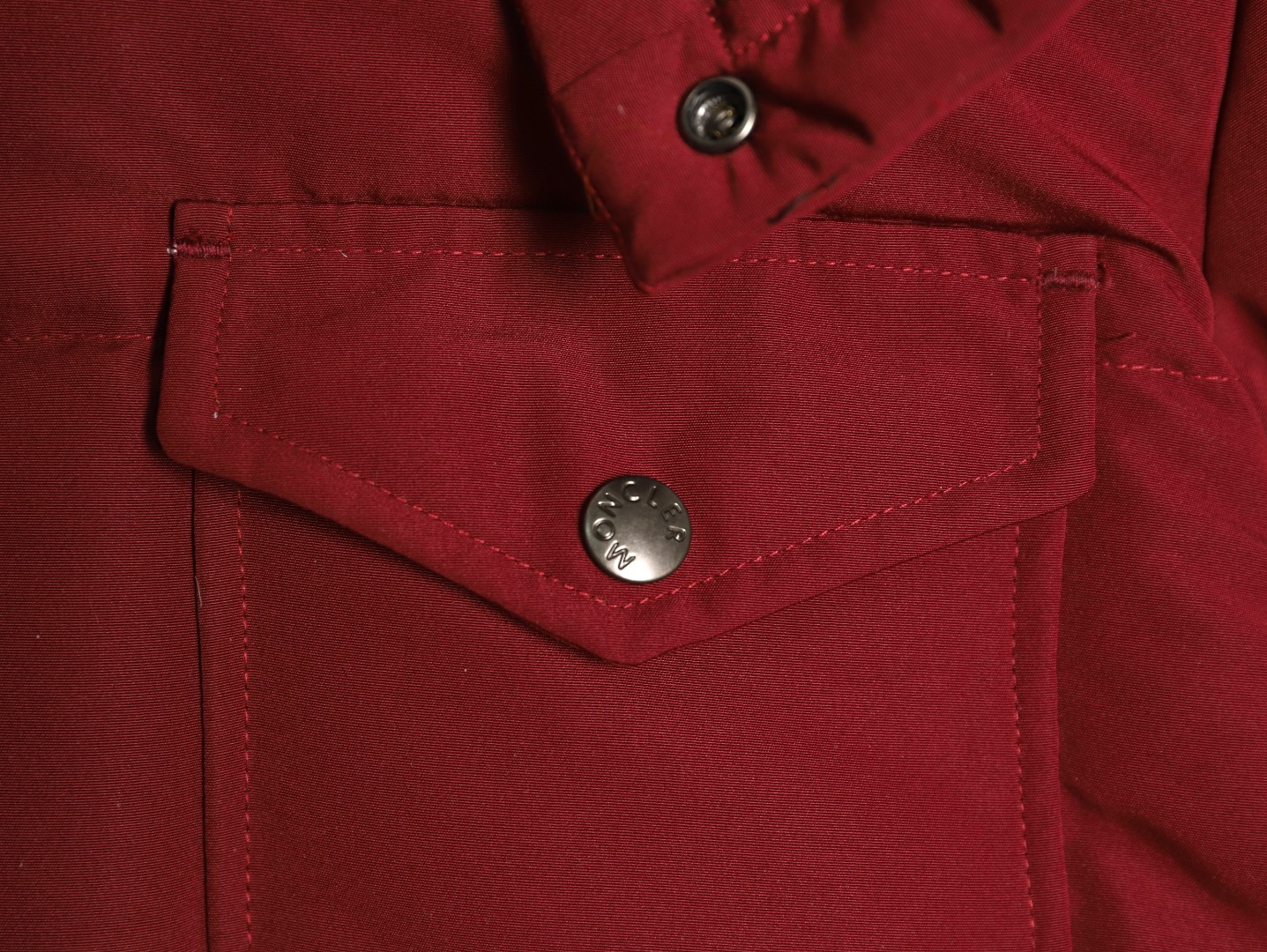 Moncler/蒙口 Gamme Rouge雙口袋連帽羽絨服
Moncler Gamme Rouge男士羽絨服，酒紅色超
有質感，尼龍面料防潑水，90絨填充保暖力滿分
。連帽設計＋金屬按扣，細節控必入！兩個翻蓋
口袋超實用，寬松版型，隨便搭配都很時髦，冬季
出街或戶外都很適合～
A Size:1-5