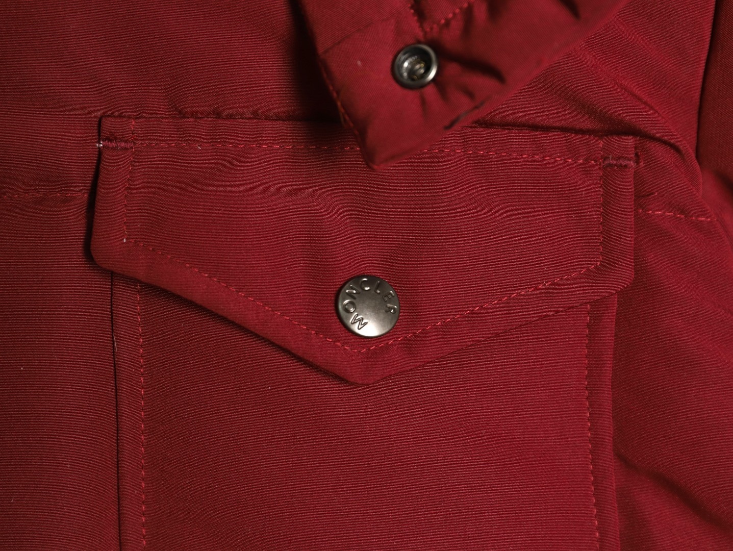 Moncler/蒙口 Gamme Rouge雙口袋連帽羽絨服
Moncler Gamme Rouge男士羽絨服，酒紅色超
有質感，尼龍面料防潑水，90絨填充保暖力滿分
。連帽設計＋金屬按扣，細節控必入！兩個翻蓋
口袋超實用，寬松版型，隨便搭配都很時髦，冬季
出街或戶外都很適合～
A Size:1-5