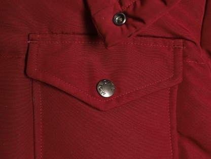 Moncler/蒙口 Gamme Rouge雙口袋連帽羽絨服
Moncler Gamme Rouge男士羽絨服，酒紅色超
有質感，尼龍面料防潑水，90絨填充保暖力滿分
。連帽設計＋金屬按扣，細節控必入！兩個翻蓋
口袋超實用，寬松版型，隨便搭配都很時髦，冬季
出街或戶外都很適合～
A Size:1-5