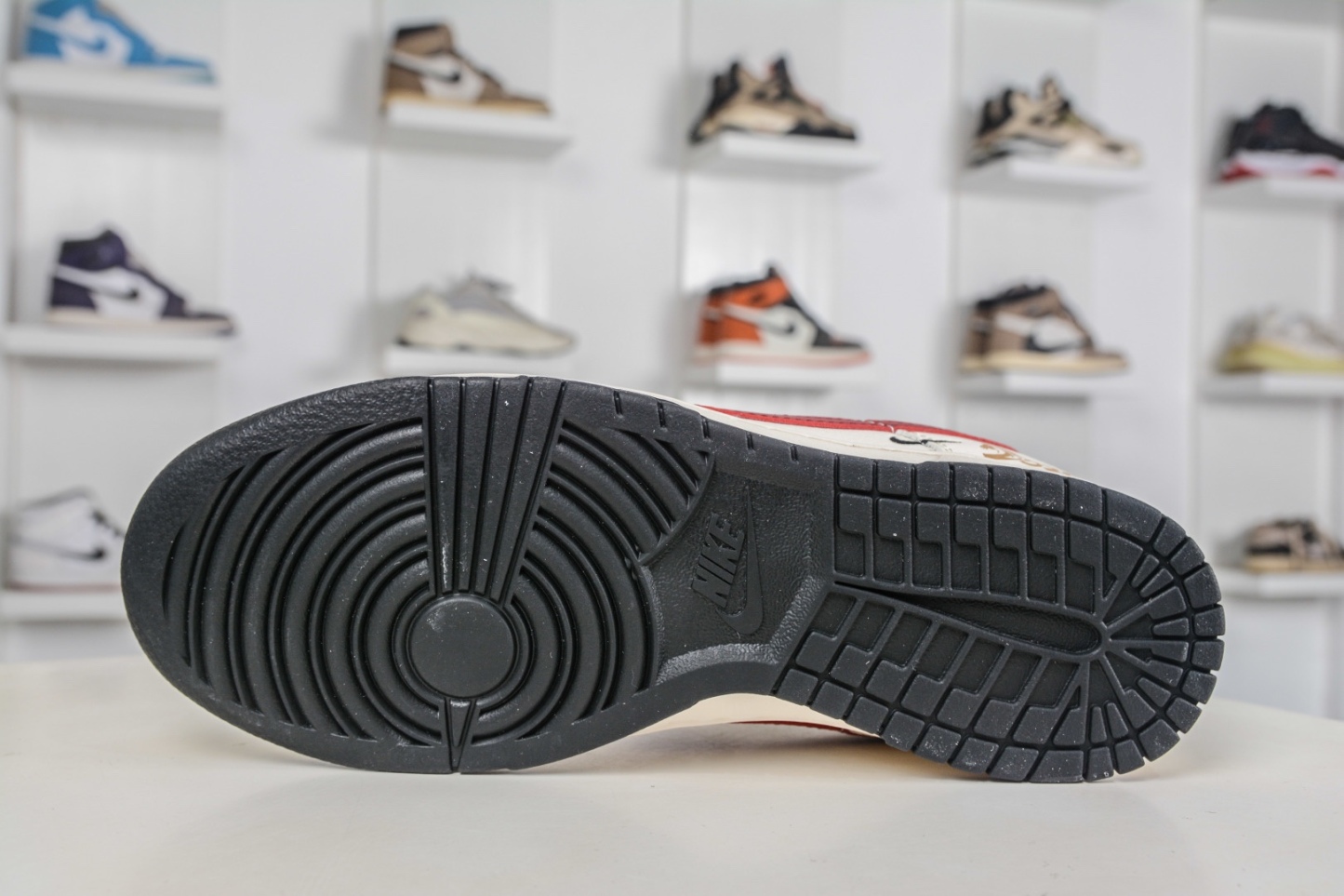 Nike SB Dunk Low 馬年限定聯名-白黑紅三鈎 
貨號:MY9969 905
尺碼：36 36.5 37.5 38 38.5 39 40 40.5 41 42 42.5 43 44 44.5 45