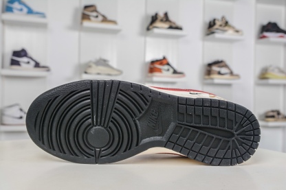 Nike SB Dunk Low 馬年限定聯名-白黑紅三鈎 
貨號:MY9969 905
尺碼：36 36.5 37.5 38 38.5 39 40 40.5 41 42 42.5 43 44 44.5 45