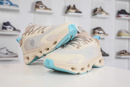 LOEWE羅意威 x ON昂跑 聯名款 Cloudsolo 
貨號: 3WF30604606
尺碼：36 36.5 37 37.5 38 38.5 39 40 40.5 41 42 42.5 43 44 44.5 45 46（真半碼）（⚠️袋子丟失扣10）