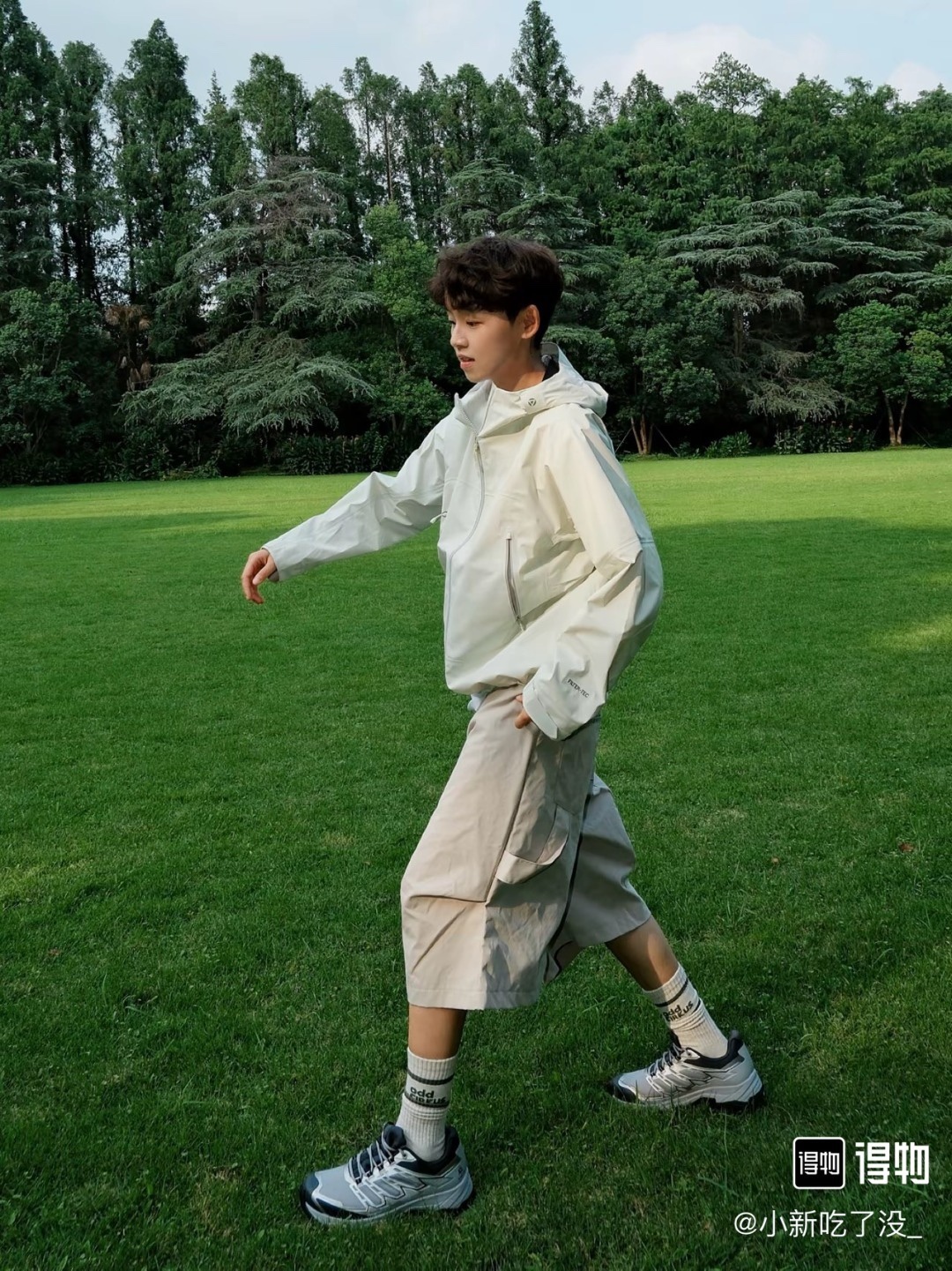 🔝KAILAS 凱樂石 博格達系列 輕量防風防水戶外徒步登山衝鋒衣 
  防水防風透氣防紫外線
 -輔料：原版拆解開發，一比一定制的小標，領標，水洗，吊牌，五金等等。

- FILTERTEC 3L面料：採用凱樂石自主研發的FILTERTEC 3L面料，由外層40D尼龍、中層ePTFE納米微孔膜、內層親膚處理工藝構成，防水指數20000mm，透氣指數20000g/㎡/24h，可抵御暴雨級降水和7級強風，同時快速排出汗氣，避免悶熱。

- 全壓膠工藝：整衣接縫處採用全壓膠工藝，有效防止水分從接