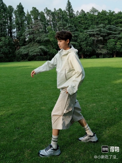 🔝KAILAS 凱樂石 博格達系列 輕量防風防水戶外徒步登山衝鋒衣 
  防水防風透氣防紫外線
 -輔料：原版拆解開發，一比一定制的小標，領標，水洗，吊牌，五金等等。

- FILTERTEC 3L面料：採用凱樂石自主研發的FILTERTEC 3L面料，由外層40D尼龍、中層ePTFE納米微孔膜、內層親膚處理工藝構成，防水指數20000mm，透氣指數20000g/㎡/24h，可抵御暴雨級降水和7級強風，同時快速排出汗氣，避免悶熱。

- 全壓膠工藝：整衣接縫處採用全壓膠工藝，有效防止水分從接