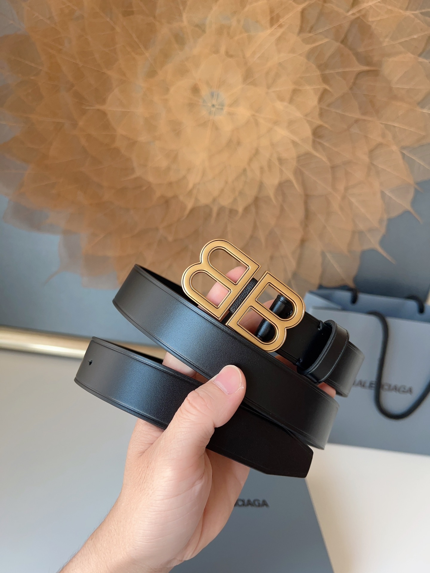 巴黎世家（Balenciaga）寬度3.0cm 是法國的奢侈品牌，作為時尚界最具影響力品牌之一的地位。設計師源於：都市時尚潮流獨特的設計風格，採用進口小牛皮製作；搭配純銅復古五金，使其更具魅力。值得擁有的百搭精品！