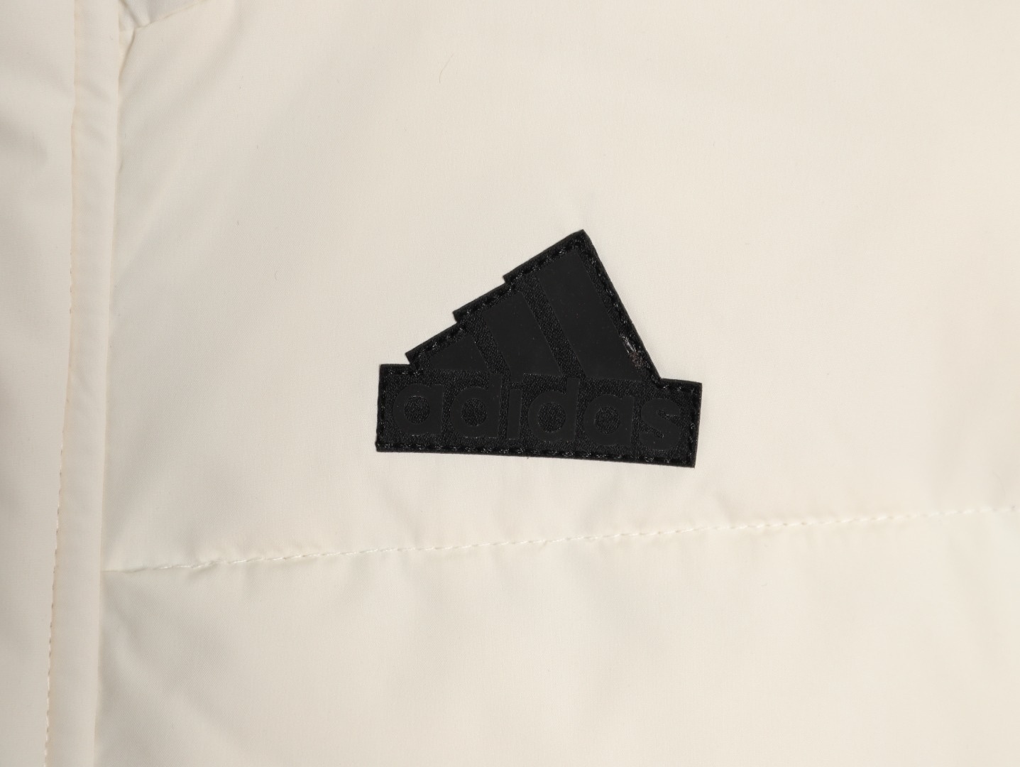 Adidas 阿迪達斯 三條槓保暖專櫃長款落肩款羽絨服
明星同款阿迪羽絨服 adidas 休閒舒適保暖長款羽絨服 男女同款  面料採用原版定制防水防靜電布料 內里採用尼龍雙層封禁設計 過膝長款設計超級保暖 分區填充300克標準80白鴨絨 蓬松度超好 輕便不厚重 拉鍊帶有定制logo 袖子側邊經典三條槓 內里配備口袋 胸前刺繡硅膠小標 清晰立體又飽滿 袖口鬆緊設計更加防風保暖 下擺按扣設計可隨意調節 方便戶外行動 寬松的版型不挑人 穿上就是行走的棉被 絲毫不懼寒冬 
L SIZE:S-XL