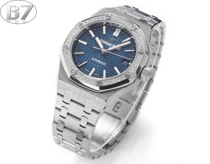 AP愛彼 女款愛彼皇家橡樹 剔除機芯甲板多餘部分，使之變得更加鏤空——成就鋼表巔峰—— 實力演繹 衛冕“鋼”王！【6大精妙之處】1.正品拆解開模，尺寸為37毫米與正品一致！2.完美還原正品表殼的每一處細節，盡顯正品“稜角分明 堅毅果敢”的陽剛氣質。3.鋼帶的做工無可挑剔，比市面上任何鋼帶表做工均要更上一層樓，鋼帶頭粒和表頭銜接的“緩衝帶”的鬆緊程度與正品一模一樣。4.自動陀的與原裝致敬，是市面唯一做到顏色於原裝一致的版本（市面一般版本均偏紅）其上的ap族徽雕刻獨一無二。