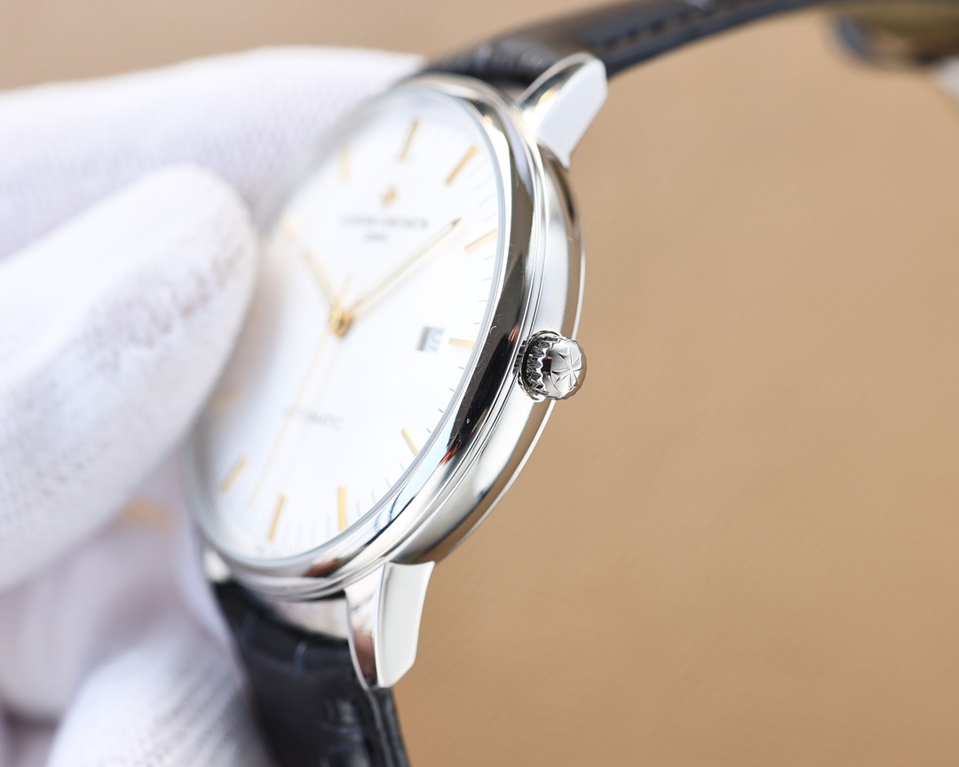 
TW 最新熱門款🔥】江詩.丹頓🆕Vacheron constantin 經典之美品鑒江詩.丹頓傳承系列腕表！
1⃣️團隊歷時9個月精心設計，敢為人先，力求完美，突破多層技術瓶頸💪
2️⃣ 市場獨家最新鍋蓋玻璃材質，超強的3D立體感，超薄工藝，超強夜光，直徑42mm👏
3️⃣款式採用原裝9015®機芯，每小時振頻28800次，零返修®質量✅
4⃣️ 錶盤上採用經典獨家內影，更顯示出這款腕表的華貴氣質🕶
5⃣️ 款式搭配意大利牛皮讓手腕更貼合舒適
   🔥頂級出品 精品不斷🔥