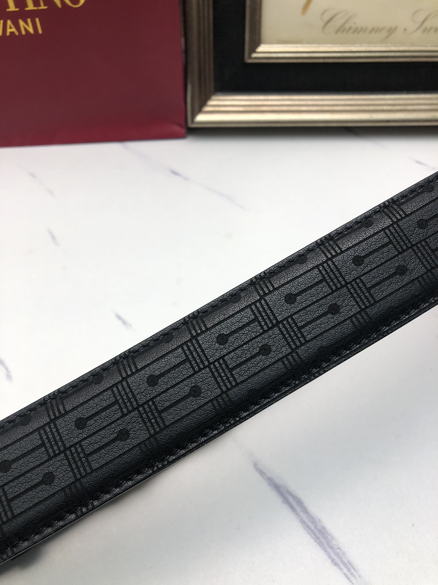 華倫天奴：原單頭層牛皮燙印花紋面，內襯頭層小牛皮底，搭配原單自動扣，可裁剪的自動帶，此款腰帶面雙採用意大利原定廠制進口牛皮帶身 ，對專版櫃足寬3.5