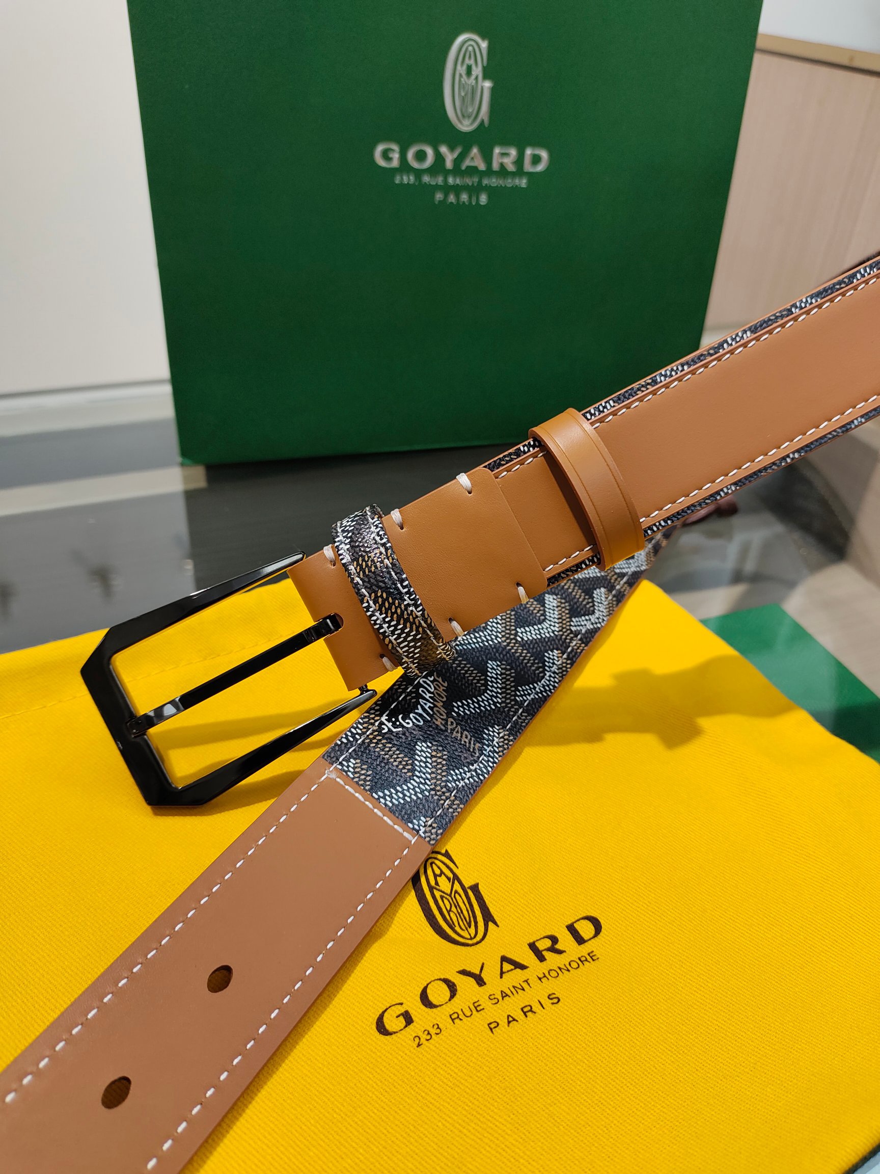 
Goyard(戈雅)腰帶源於法國奢侈品牌，設計風格簡約低調，腰帶身有標誌性帆布搭配進口頭層牛皮，腰帶扣採用簡約精品鋼扣，延續品牌的低調奢華，帶身寬度3.4CM，適用商務休閒日常佩戴。