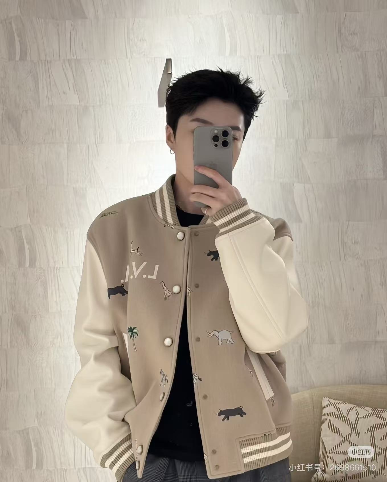 Louis Vuitton/路易威登 26ss 動物樂園刺繡棒球服外套
材質拼接：衣身採用淺卡其色羊毛混紡面料，柔軟且有挺括感；袖子為奶白色荔枝紋牛皮，質感細膩，淺色系搭配更顯清爽。

• 裝飾亮點：衣身滿印精緻動物刺繡（長頸鹿、斑馬、大象、黑豹等）與棕櫚樹圖案，左胸綴有“L.V.M.”字母標識，充滿童趣與度假感，辨識度極高。

• 版型結構：經典棒球服版型，羅紋條紋領口/袖口/下擺，防風收型；正面按扣開合，兩側配白色撞色插袋，兼顧實用性與設計感。
N SIZE:S-XL
