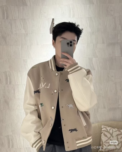 Louis Vuitton/路易威登 26ss 動物樂園刺繡棒球服外套
材質拼接：衣身採用淺卡其色羊毛混紡面料，柔軟且有挺括感；袖子為奶白色荔枝紋牛皮，質感細膩，淺色系搭配更顯清爽。

• 裝飾亮點：衣身滿印精緻動物刺繡（長頸鹿、斑馬、大象、黑豹等）與棕櫚樹圖案，左胸綴有“L.V.M.”字母標識，充滿童趣與度假感，辨識度極高。

• 版型結構：經典棒球服版型，羅紋條紋領口/袖口/下擺，防風收型；正面按扣開合，兩側配白色撞色插袋，兼顧實用性與設計感。
N SIZE:S-XL
