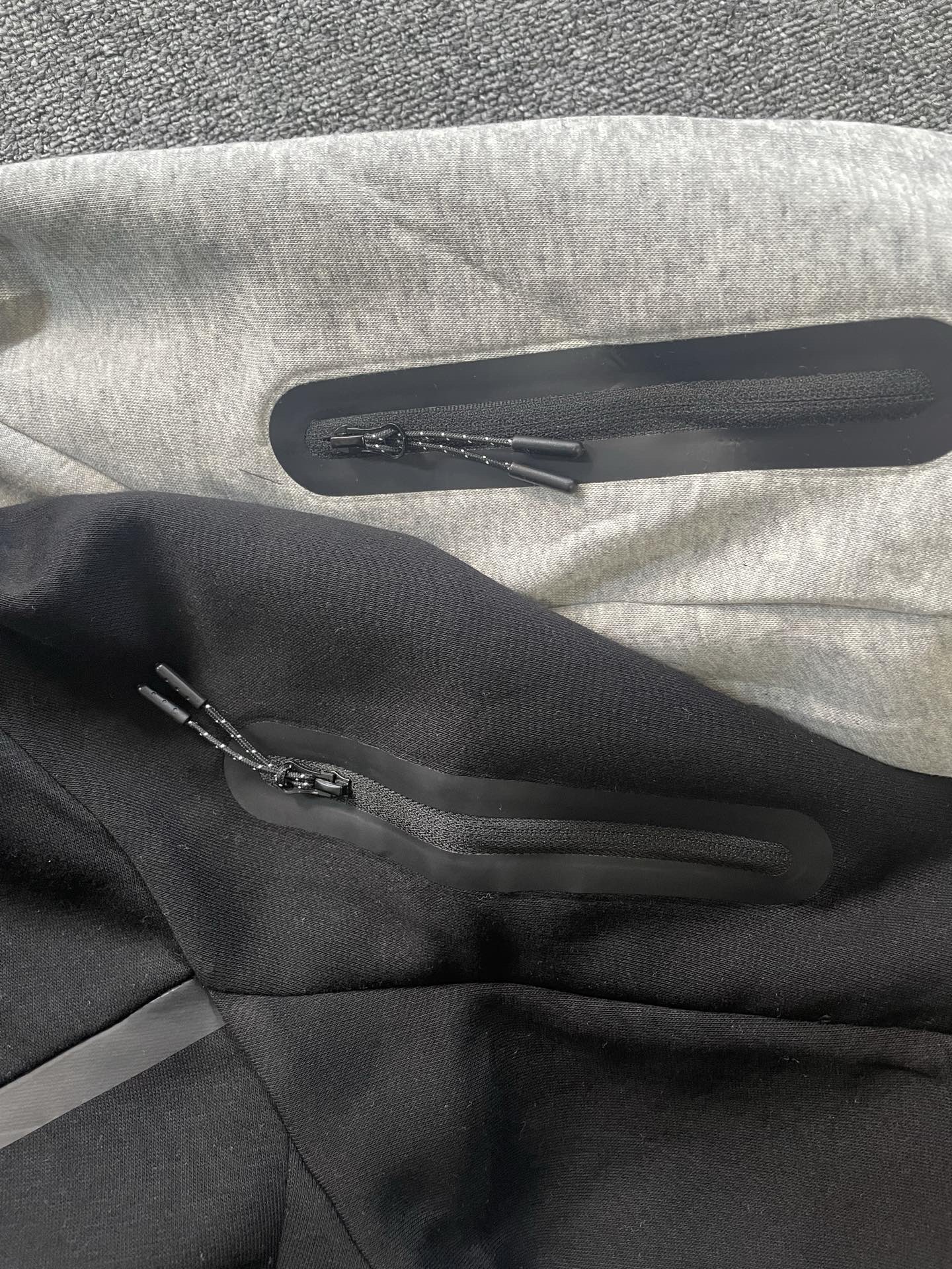 Nike耐克官方WINDRUNNER風行者系列男子連帽衫春季針織衛衣！
貨號：HV0950
頂級品質，申州原廠空氣層廠面料，品質炸裂，妥妥的爆款！注意：此款非4490貨號！

Nike Tech Windrunner男子全長拉鍊開襟連帽衫，後面小勾

亞洲標準版型，立體裁剪，不挑身材，不挑年齡，一款很舒適百搭的拉鍊外套！

顏色：黑色  灰色
尺碼:M L XL XXL

尺碼參考:

        衣長  胸圍  下擺  袖長

M       69    53     52     78