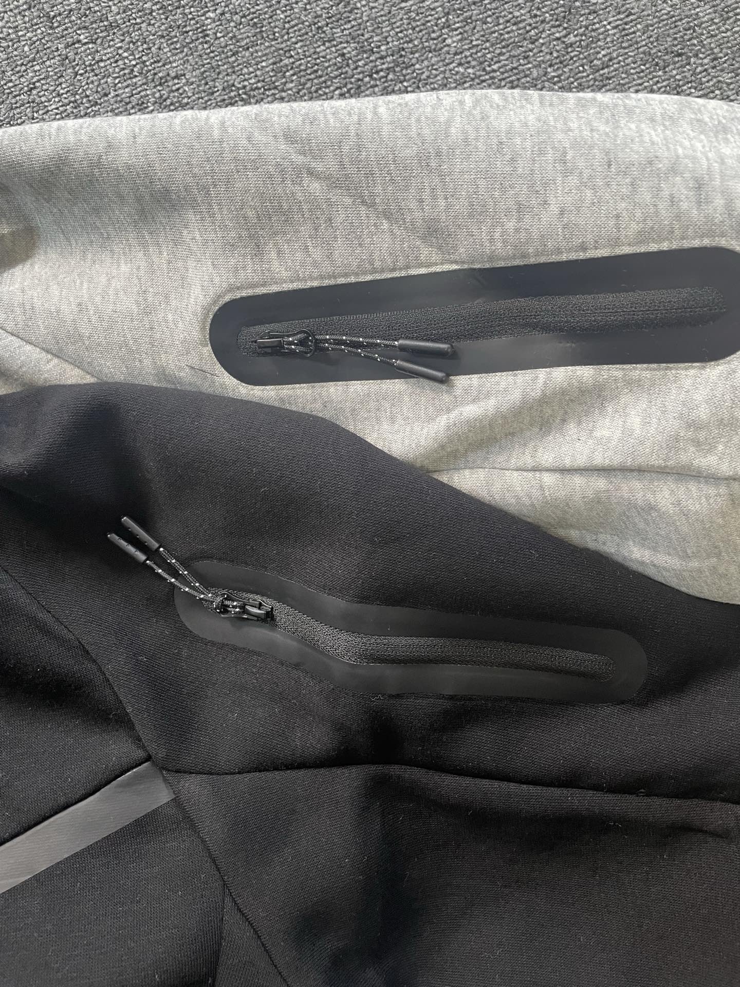 Nike耐克官方WINDRUNNER風行者系列男子連帽衫春季針織衛衣！
貨號：HV0950
頂級品質，申州原廠空氣層廠面料，品質炸裂，妥妥的爆款！注意：此款非4490貨號！

Nike Tech Windrunner男子全長拉鍊開襟連帽衫，後面小勾

亞洲標準版型，立體裁剪，不挑身材，不挑年齡，一款很舒適百搭的拉鍊外套！

顏色：黑色  灰色
尺碼:M L XL XXL

尺碼參考:

        衣長  胸圍  下擺  袖長

M       69    53     52     78