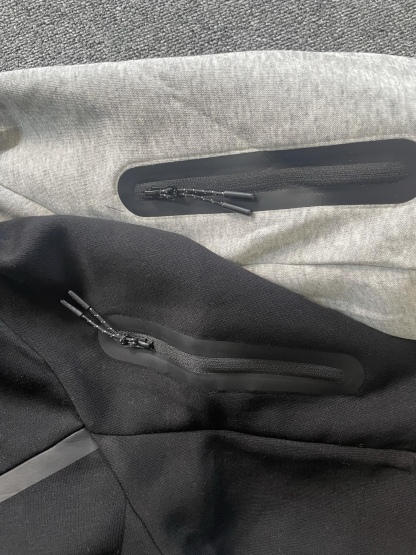 Nike耐克官方WINDRUNNER風行者系列男子連帽衫春季針織衛衣！
貨號：HV0950
頂級品質，申州原廠空氣層廠面料，品質炸裂，妥妥的爆款！注意：此款非4490貨號！

Nike Tech Windrunner男子全長拉鍊開襟連帽衫，後面小勾

亞洲標準版型，立體裁剪，不挑身材，不挑年齡，一款很舒適百搭的拉鍊外套！

顏色：黑色  灰色
尺碼:M L XL XXL

尺碼參考:

        衣長  胸圍  下擺  袖長

M       69    53     52     78