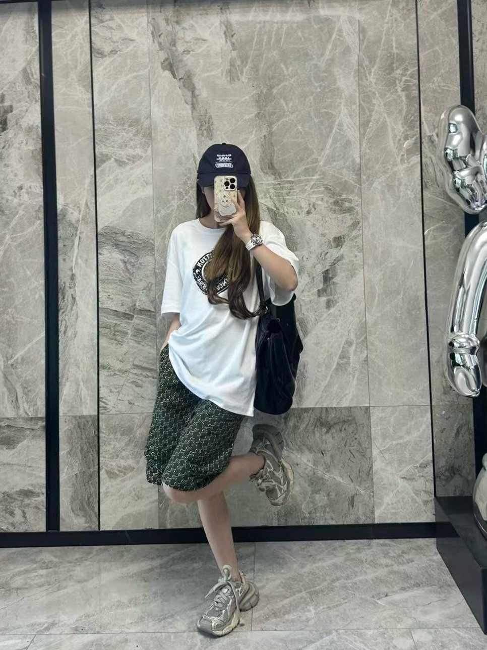 Louis Vuitton/路易威登 25ss 印章logo印花短袖
本款T恤以柔軟透氣的棉質針織裁出休閒廓形。胸前印章點綴多樣路易經典元素，涵蓋品牌創始年份，歌頌品牌的旅行與制箱傳承。

面料紗線支數為60支，屬於高支棉紗紗線細膩柔軟。單股結構使面料更輕盈透氣，雙面針織工藝，正反面紋理一致，面料結構緊密，彈性較好不易卷邊，觸感細膩適合貼身穿著。

TPU光油印花工藝，這是一種結合功能性材料與視覺效果的先進印花技術，尤其適用於提升面料的高端質感。印花用於增加光澤、立體感和特殊觸感，用於設計獨特