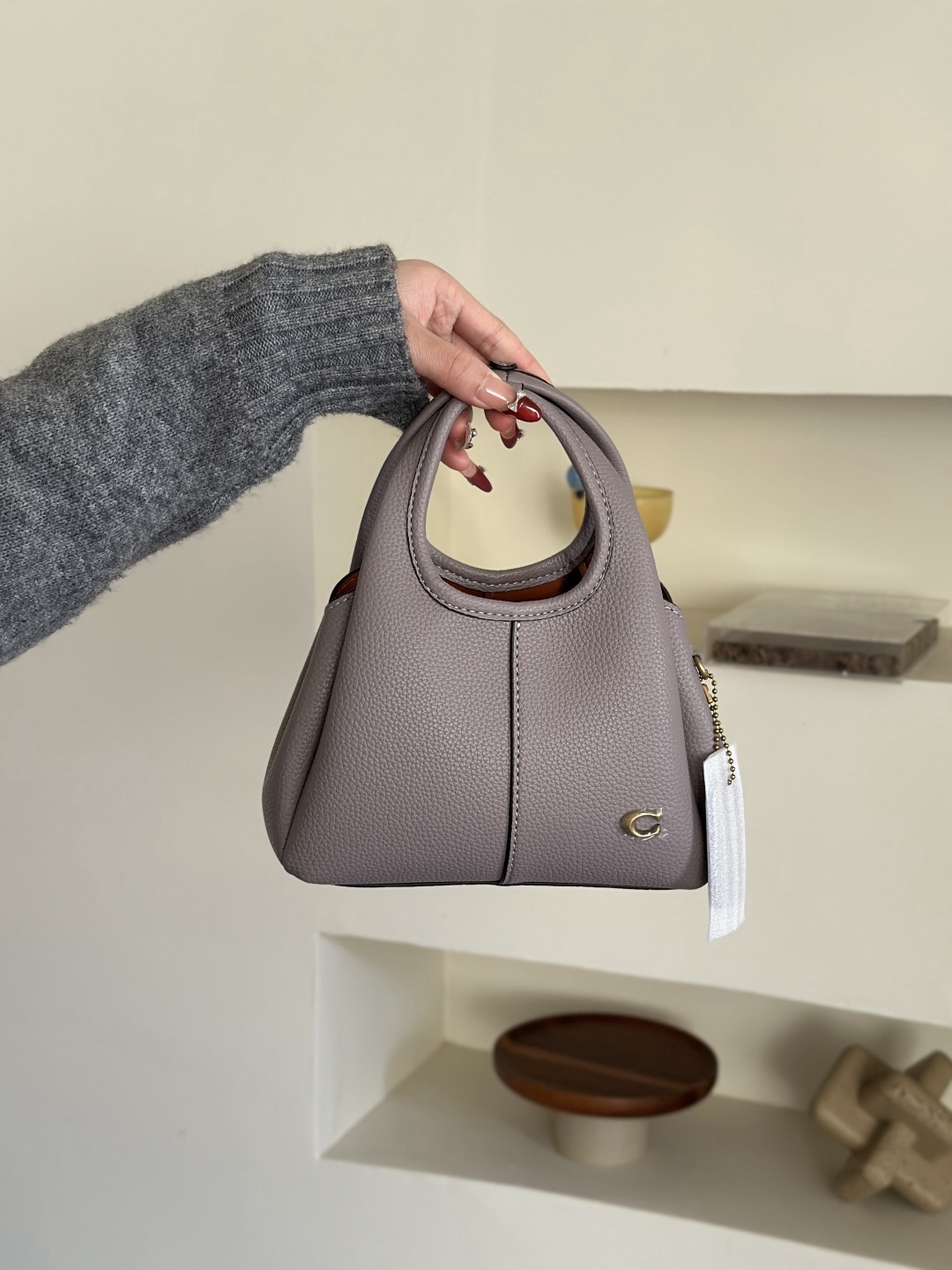 Coach新款首發🔥Lana19 mini號
尺寸：19✖️17cm
精緻小巧，簡約時尚
可手拎，可斜挎 ☑️小號 灰紫色
尺寸：19✖️17cm