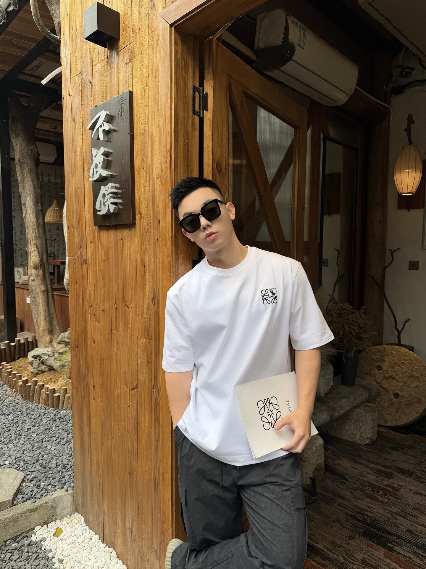 🔝LOEWE X LOUIS WAIN 羅意威 貓咪刺繡短袖T恤
定制緞光精密超柔錦棉，採用進口機刺繡工藝，精度高，線條流暢而細膩，面料都經過澆洗，手感質感更佳，不易變形，不易縮水，不易褪色，寬松版型
B Size：S-XL