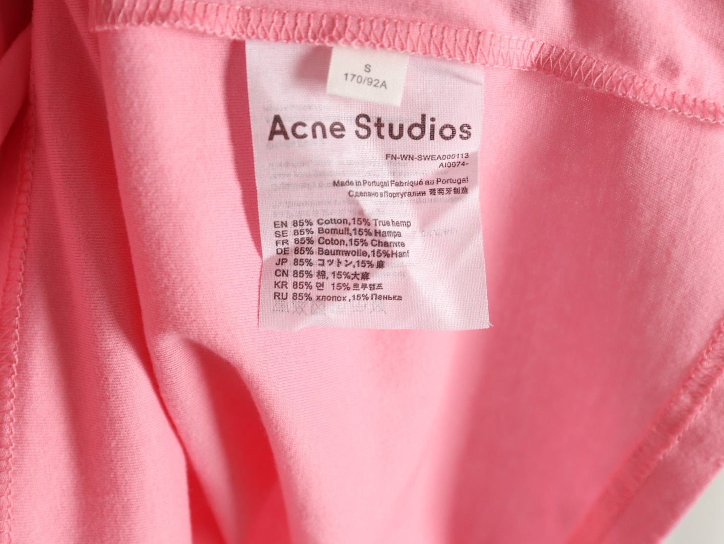 🔝Acne Studios 26SS 1996字母印花短袖T恤
面料是定制定染的32支220g原版雙紗棉，胚布經過高盂環保染色，裁大貨前還要進行高溫環縮水，降低縮水率的同時使得手感更柔軟舒適，印花方面必須五層膠漿，第一遍必須為進口打底漿，填平布料上極為細小的線洞，再由高溫床烤乾再劇頗色，採用油墨因熱平網印花，一共刷五層，每一層間隔為時間為30分鐘，才能保證出來的成品保持原版的質感，全套開發輔料
尺碼：S-XL