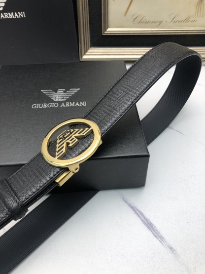 阿曼妮：原單頭層牛皮燙印花紋面，內襯頭層小牛皮底，搭配原單自動扣，可裁剪的自動帶，此款腰帶面雙採用意大利原定廠制進口牛皮帶身 ，對專版櫃足寬3.5