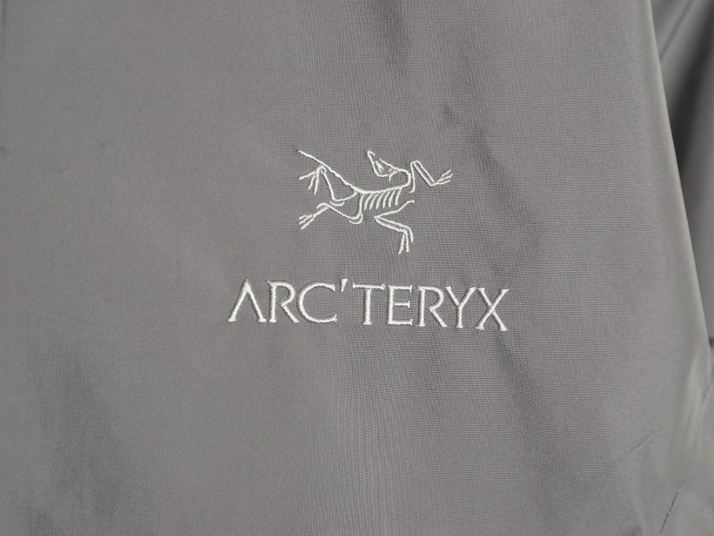 🔝ARC‘TERYX 始祖鳥 BETA LT戶外防水硬殼衝鋒衣
市場獨家全溢膠版本 一比一細節還原
YB四次壓膠工藝 整衣3D立體仿生學設計衣長臂彎 TRI-DURANCE防水防雨面料 自行區別市面先行版本 原包裝原標 全套輔料定制 整衣 腋下YKK雙向拉鍊 五金全部開模定制
R1 SIZE：S-XXL